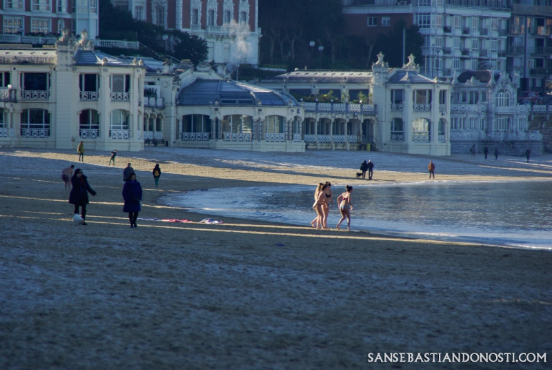 Baño en playa helada (San Sebastián - Donosti)