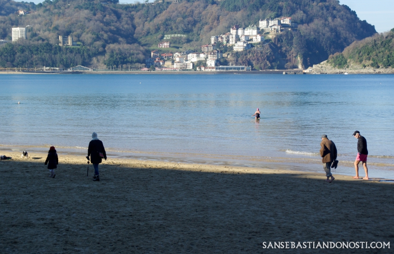 Contrastes en la playa (San Sebastián - Donosti)