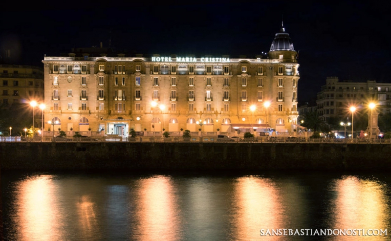 Hotel María Cristina de noche (San Sebastián - Donosti)