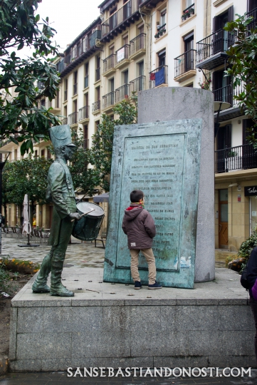 El niño y el Monumento a Sarriegui (San Sebastián - Donosti)